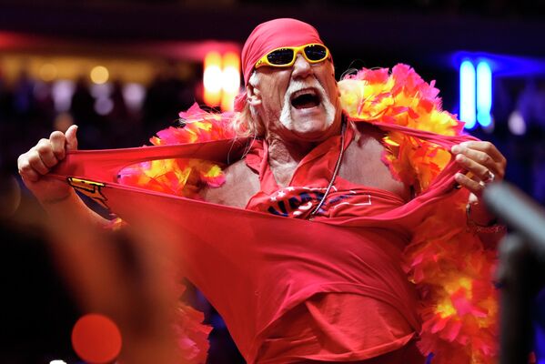 Hulk Hogan xé áo trước buổi mít tinh vận động tranh cử của ứng cử viên tổng thống đảng Cộng hòa Donald Trump, tại Hoa Kỳ - Sputnik Việt Nam