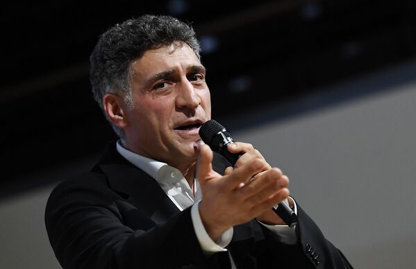 Đạo diễn Tigran Keosayan tại buổi công chiếu phim “Cầu Crưm – Làm bằng cả trái tim!” tại phòng hòa nhạc Zaryadye ở Moskva, Nga - Sputnik Việt Nam