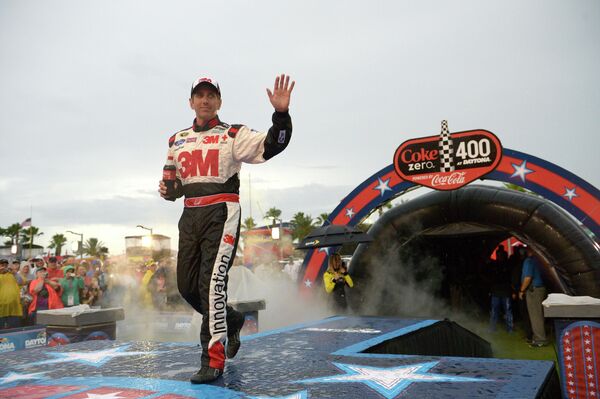 Greg Biffle bước trên sân khấu trong buổi ra mắt tay đua trước cuộc đua NASCAR Sprint Cup tại đường đua quốc tế Daytona ở Daytona Beach, Hoa Kỳ - Sputnik Việt Nam
