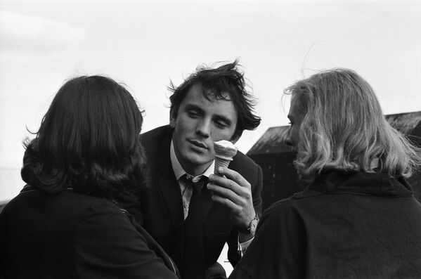 Diễn viên Terence Stamp trong bức ảnh chụp tại một công viên ở London ngày 13 tháng 9 năm 1962 - Sputnik Việt Nam