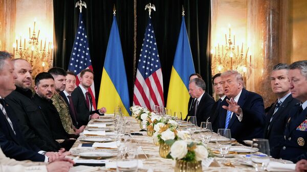 Vladimir Zelensky và Tổng thống Mỹ Donald Trump gặp nhau tại khu nghỉ dưỡng Mar-a-Lago. - Sputnik Việt Nam