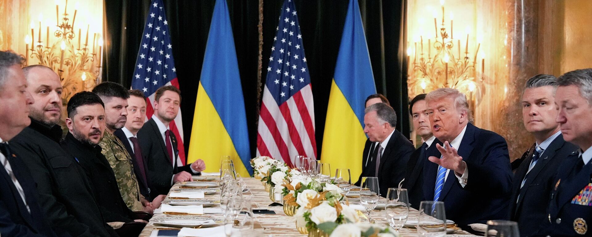 Vladimir Zelensky và Tổng thống Mỹ Donald Trump gặp nhau tại khu nghỉ dưỡng Mar-a-Lago. - Sputnik Việt Nam, 1920, 29.12.2025