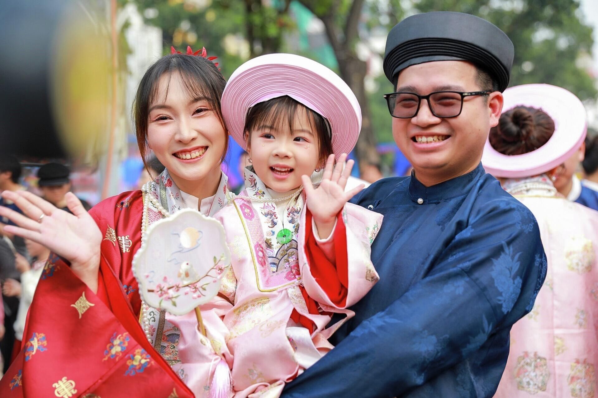 Vietnam Happy Fest 2025: Diễu hành Việt phục Bách Hoa Hỷ Sự  - Sputnik Việt Nam, 1920, 29.12.2025