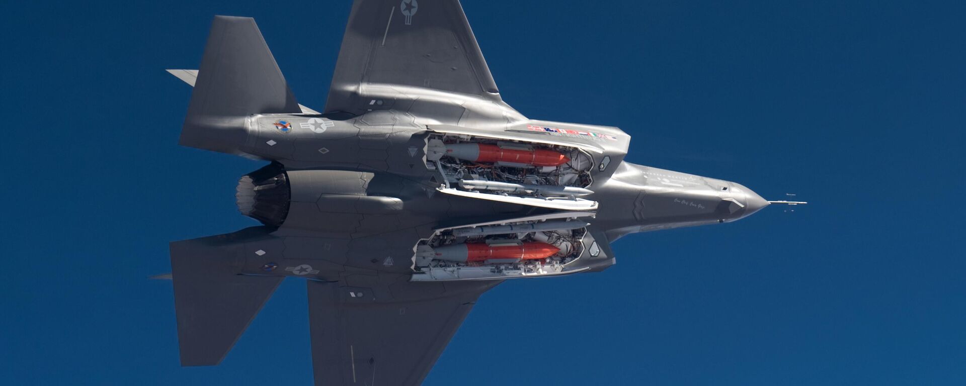 Máy bay chiến đấu F-35 của Mỹ với hai quả bom B61-12. - Sputnik Việt Nam, 1920, 16.02.2026