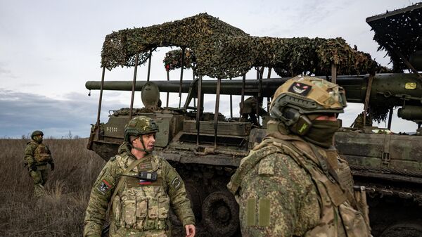 Hoạt động chiến đấu của kíp lái pháo tự hành 2S7 Pion thuộc Lữ đoàn pháo binh số 45 của Nga tại hướng Kupiansk. - Sputnik Việt Nam