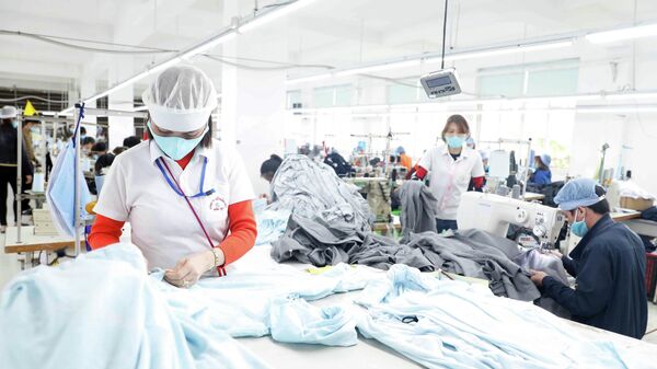 May hàng xuất khẩu sang thị trường Nhật Bản tại Công ty May Hưng Việt, Hưng Yên - Sputnik Việt Nam