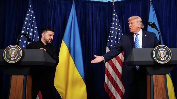 Donald Trump và Vladimir Zelensky trong một cuộc gặp tại khu nghỉ dưỡng Mar-a-Lago ở Florida. - Sputnik Việt Nam
