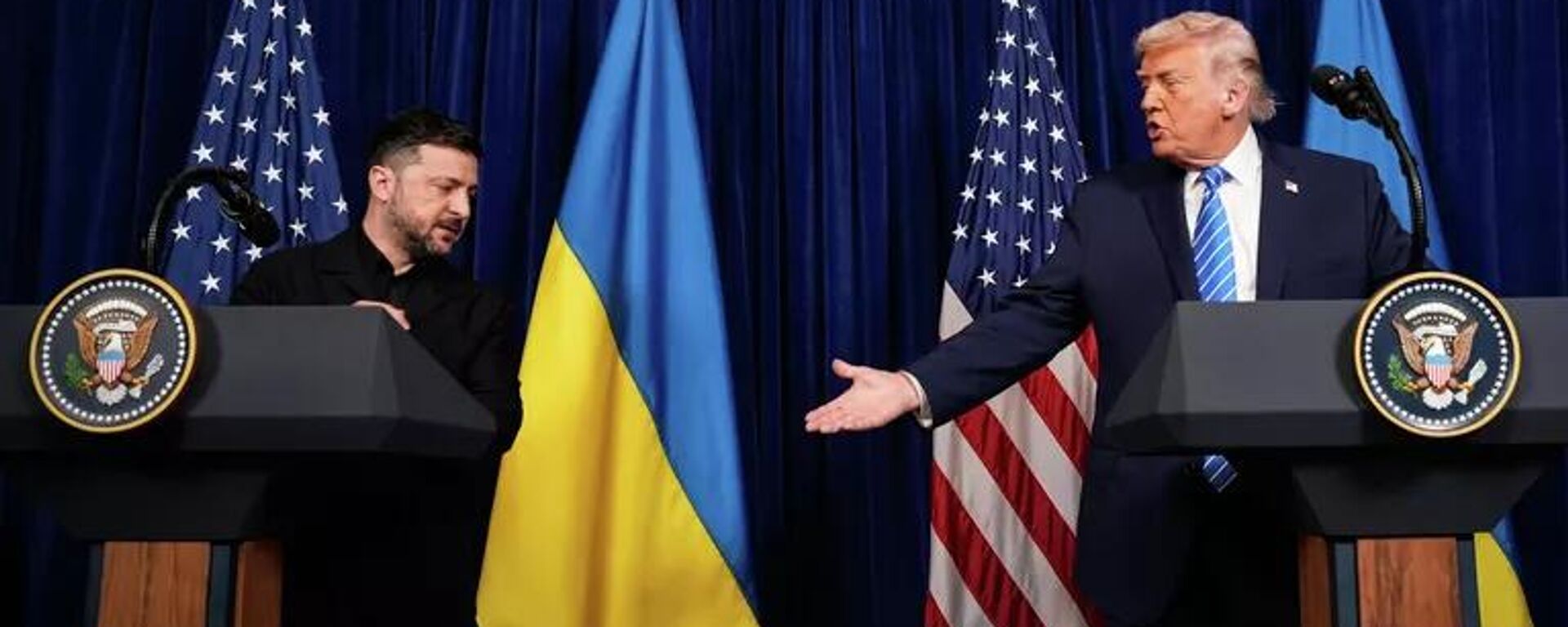 Donald Trump và Vladimir Zelensky trong một cuộc gặp tại khu nghỉ dưỡng Mar-a-Lago ở Florida. - Sputnik Việt Nam, 1920, 31.12.2025