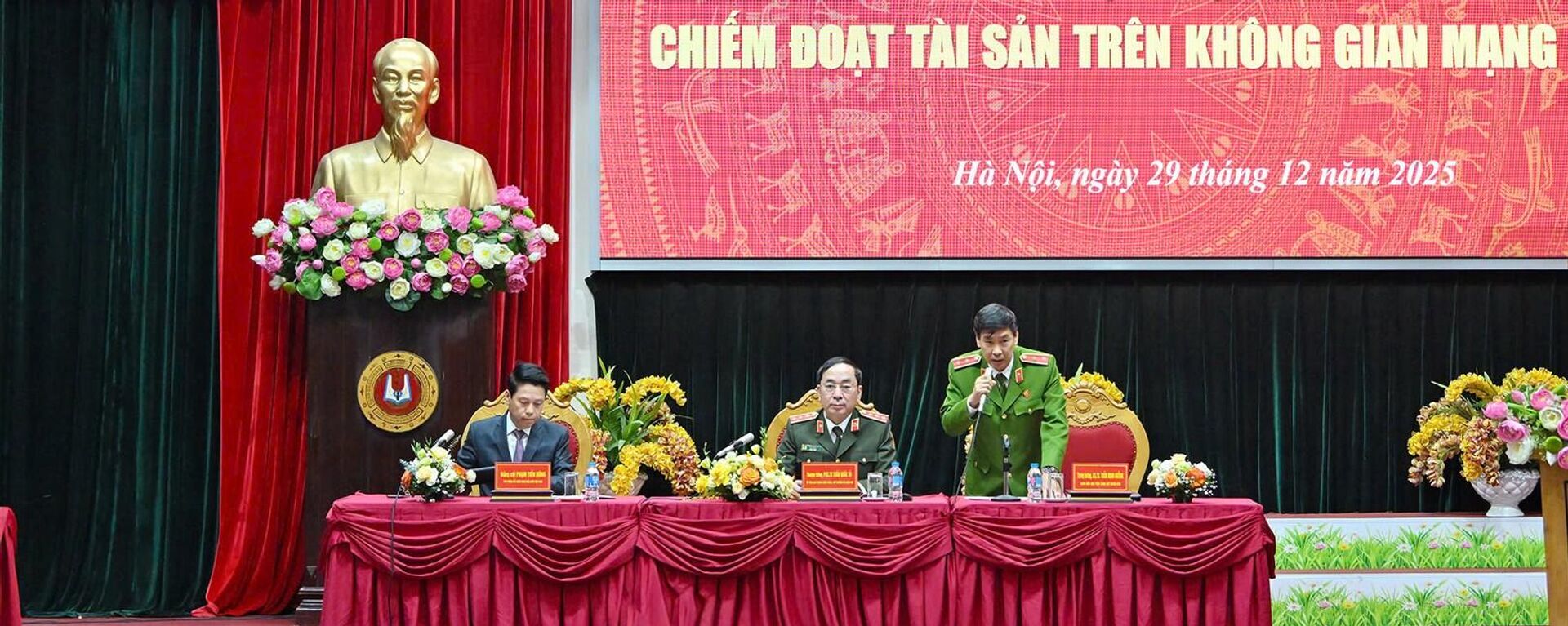 Thứ trưởng Trần Quốc Tỏ; Phó Thống đốc Ngân hàng Nhà nước Việt Nam Phạm Tiến Dũng; Giám đốc Học viện Cảnh sát nhân dân Trần Minh Hưởng điều hành Hội thảo. - Sputnik Việt Nam, 1920, 30.12.2025