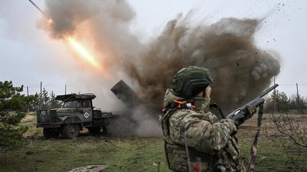 Công tác tác chiến của kíp vận hành hệ thống phóng tên lửa Grad MLRS - Sputnik Việt Nam