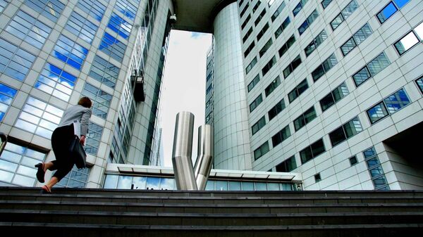 A woman walks up to the offices of the International Criminal Court (ICC) (File) - Sputnik Việt Nam