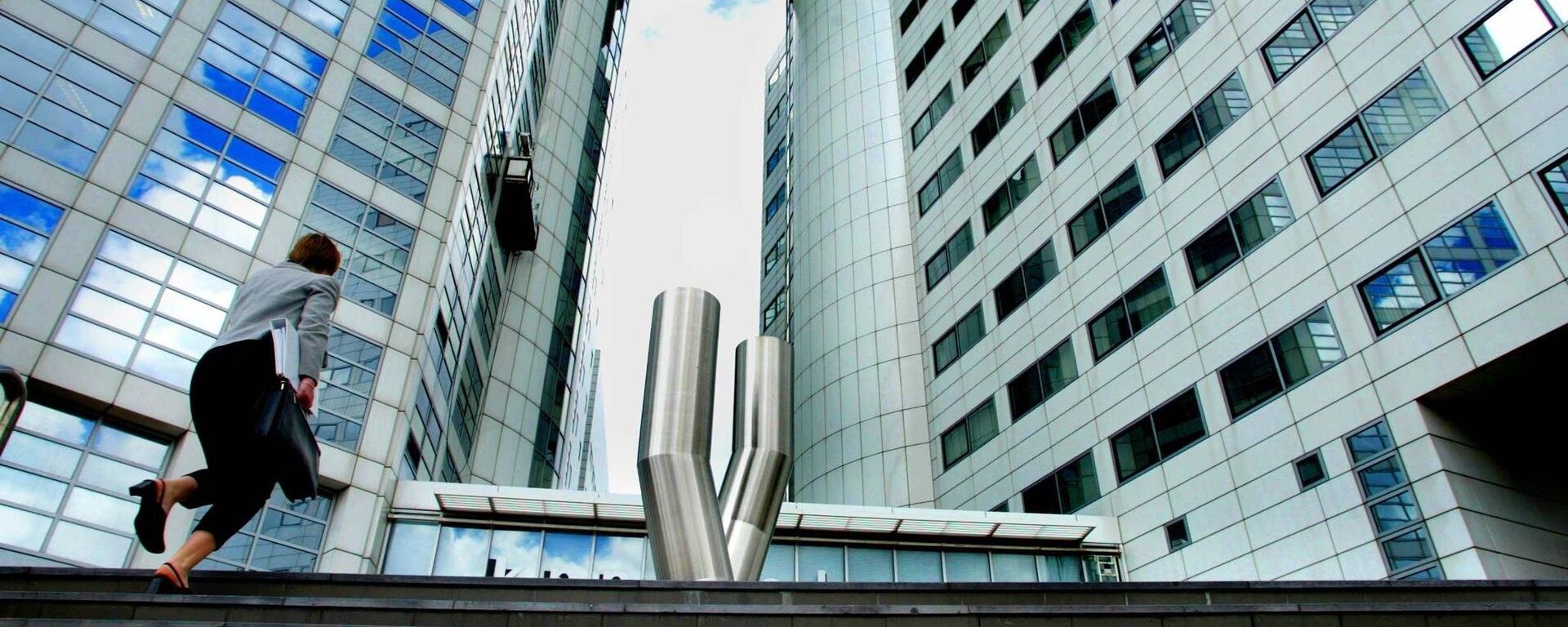 A woman walks up to the offices of the International Criminal Court (ICC) (File) - Sputnik Việt Nam, 1920, 13.01.2026