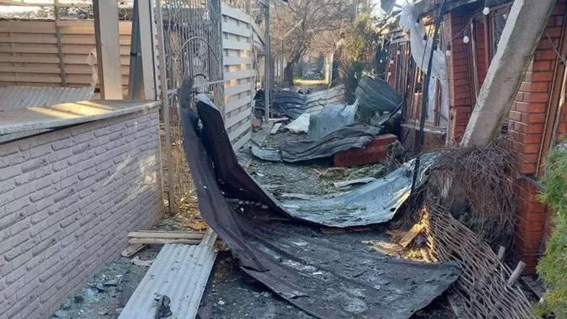 Hậu quả của vụ tấn công bằng máy bay không người lái của Ukraina vào một quán cà phê và khách sạn ở Khorly, tỉnh Kherson - Sputnik Việt Nam, 1920, 01.01.2026