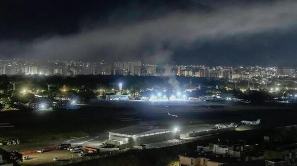 Khói bốc lên từ hiện trường vụ nổ tại sân bay La Carlota ở Caracas - Sputnik Việt Nam