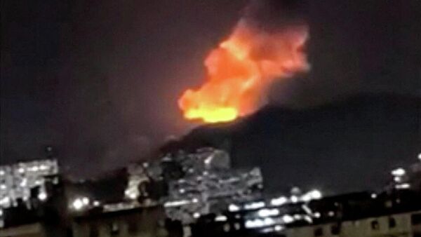 Một cột khói bốc lên trong nhiều vụ nổ vào sáng sớm ngày 3 tháng 1 năm 2026, tại Caracas, Venezuela. Ảnh chụp màn hình video - Sputnik Việt Nam