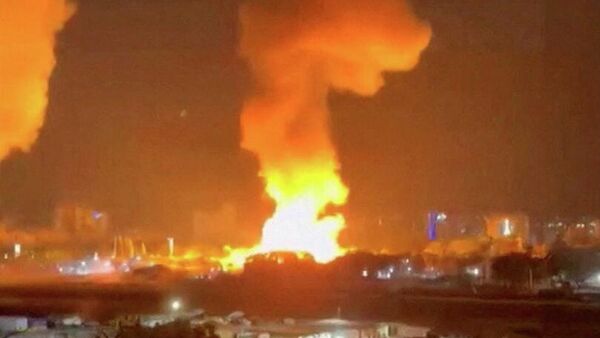 Khói bốc lên từ các vụ nổ ở Caracas, Venezuela. Ảnh chụp màn hình video. - Sputnik Việt Nam