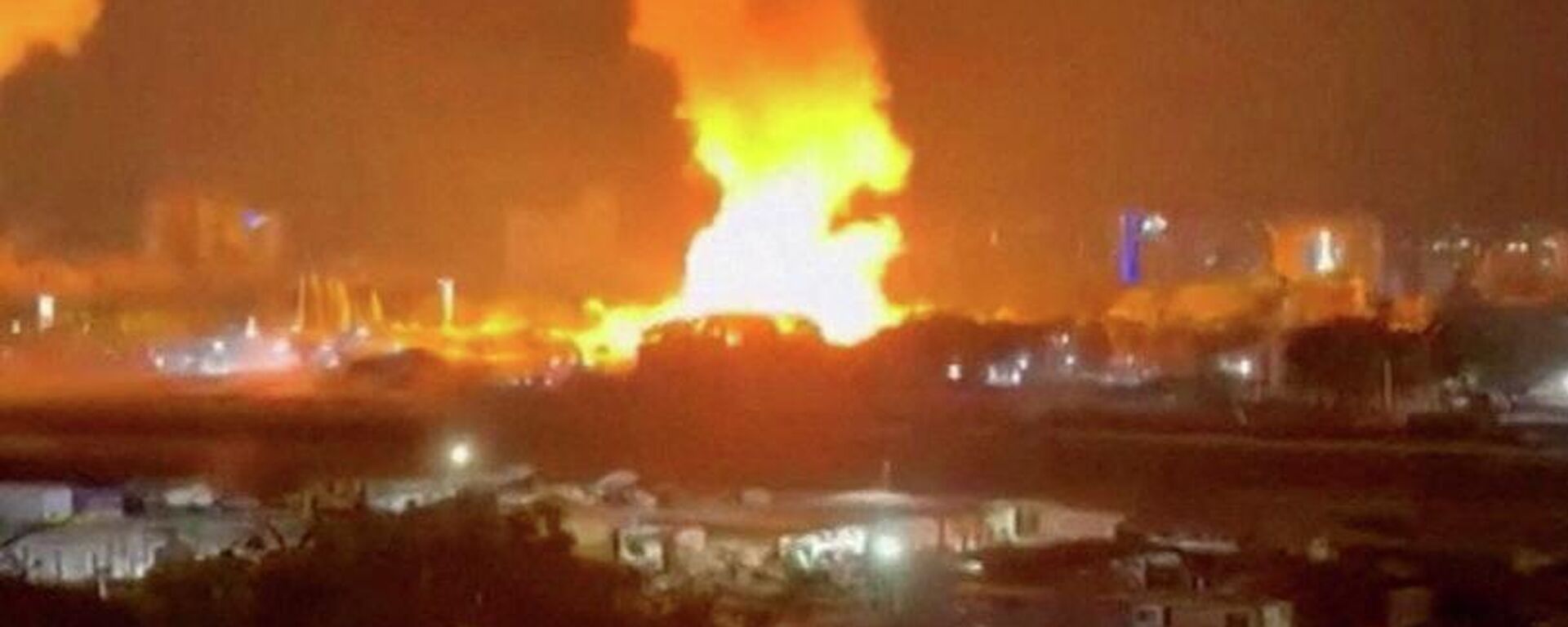 Khói bốc lên từ các vụ nổ ở Caracas, Venezuela. Ảnh chụp màn hình video. - Sputnik Việt Nam, 1920, 05.01.2026