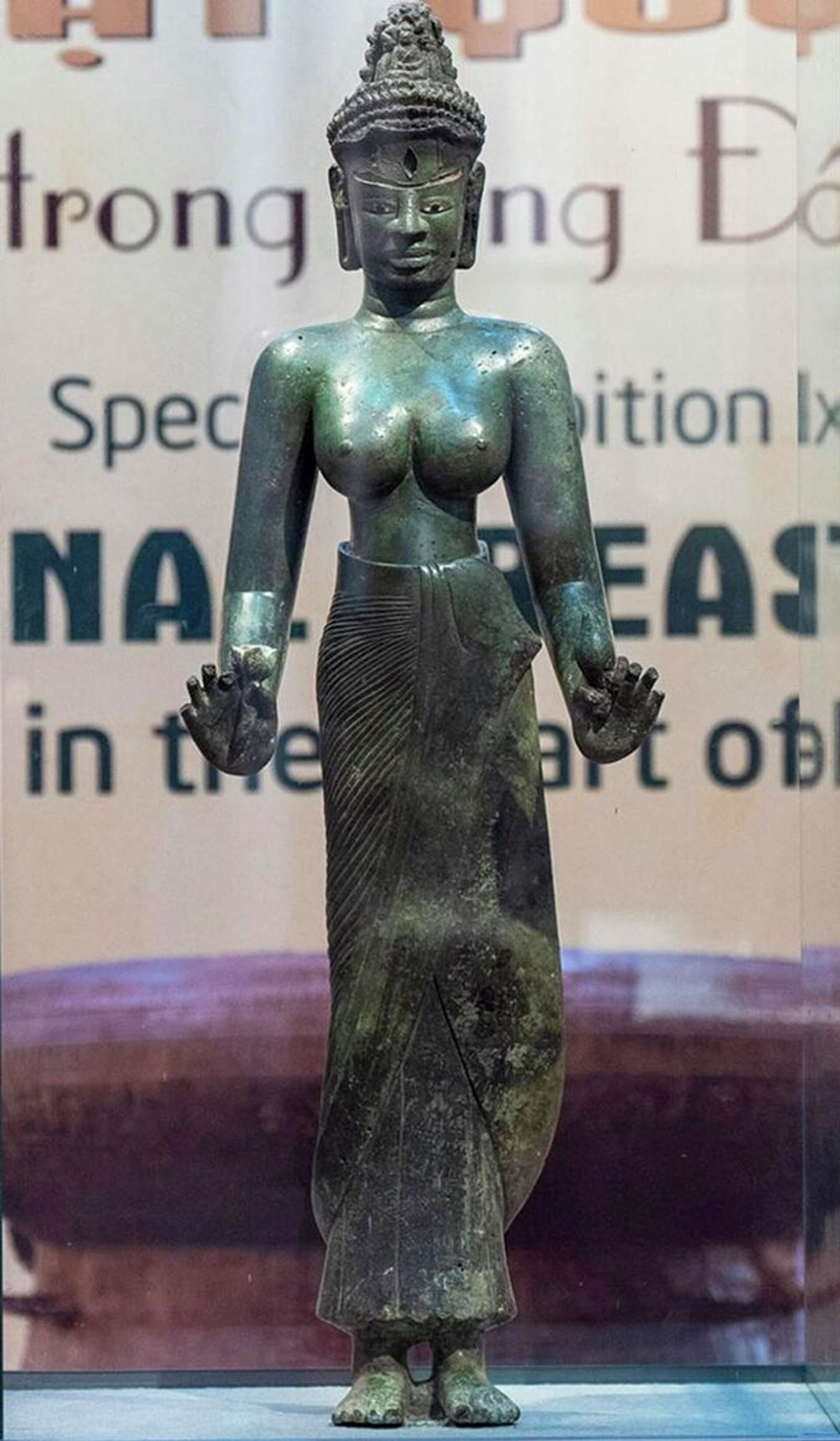 Tượng Bồ tát Tara trưng bày tại Bảo tàng Điêu khắc Chăm Đà Nẵng, lần đầu tiên đủ hai pháp khí trên tay, ngày 19/11/2025 - Sputnik Việt Nam, 1920, 03.01.2026