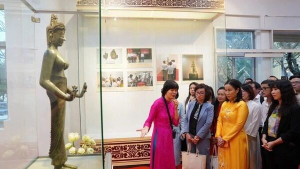 Lãnh đạo TP Đà Nẵng tham quan và nghe thuyết minh về tượng Bồ tát Tara - Sputnik Việt Nam