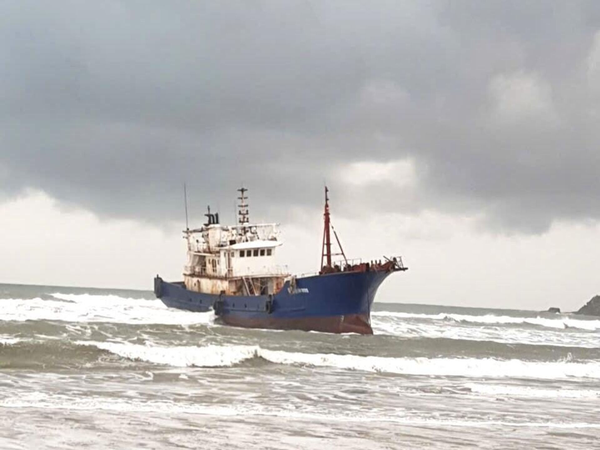 Tàu nước ngoài mắc cạn tại vùng biển Dung Quất, Quảng Ngãi - Sputnik Việt Nam, 1920, 04.01.2026