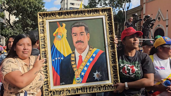 Những người ủng hộ chính phủ Venezuela yêu cầu thả Maduro và vợ sau khi bị Mỹ bắt giữ - Sputnik Việt Nam