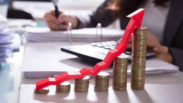 Tiền xu ở dạng biểu đồ tăng trưởng giá - Sputnik Việt Nam