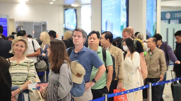 Khách quốc tế tại sân bay Nội Bài trong dịp Tết Dương lịch 2026 - Sputnik Việt Nam