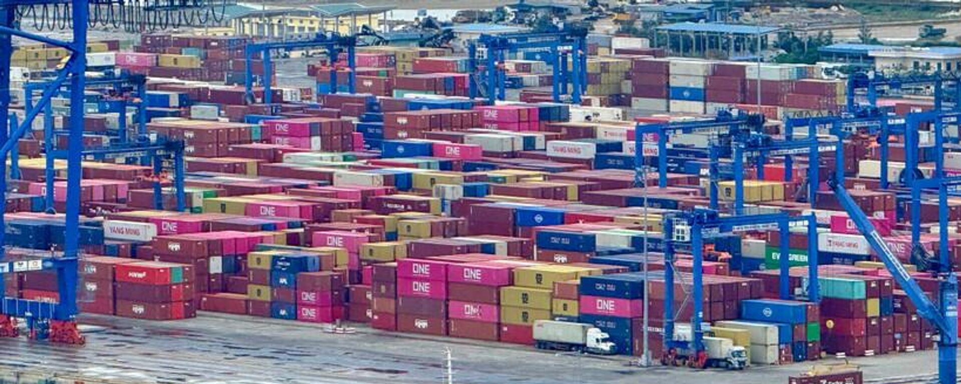 Bộ Công Thương đặt ra các mục tiêu trong năm 2026 là chỉ số sản xuất công nghiệp (IIP) tăng khoảng 11%, kim ngạch xuất khẩu tăng trên 8% so với năm 2025. - Sputnik Việt Nam, 1920, 06.01.2026