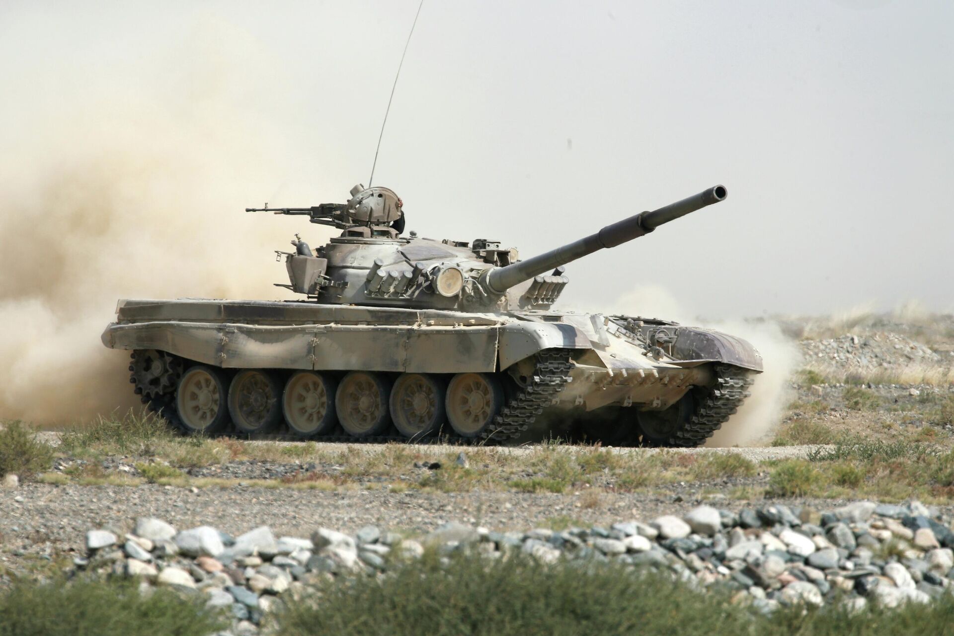 Một chiếc xe tăng T-80 trong giai đoạn hoạt động chính thức của cuộc tập trận chỉ huy và tham mưu Rubezh-2025 với Lực lượng Triển khai Nhanh Tập thể khu vực Trung Á (CRDF CAR) tại trường huấn luyện Edelweiss ở Kyrgyzstan. Các đơn vị đến từ Nga, Kyrgyzstan, Kazakhstan và Tajikistan đang tham gia cuộc tập trận này. - Sputnik Việt Nam, 1920, 06.01.2026