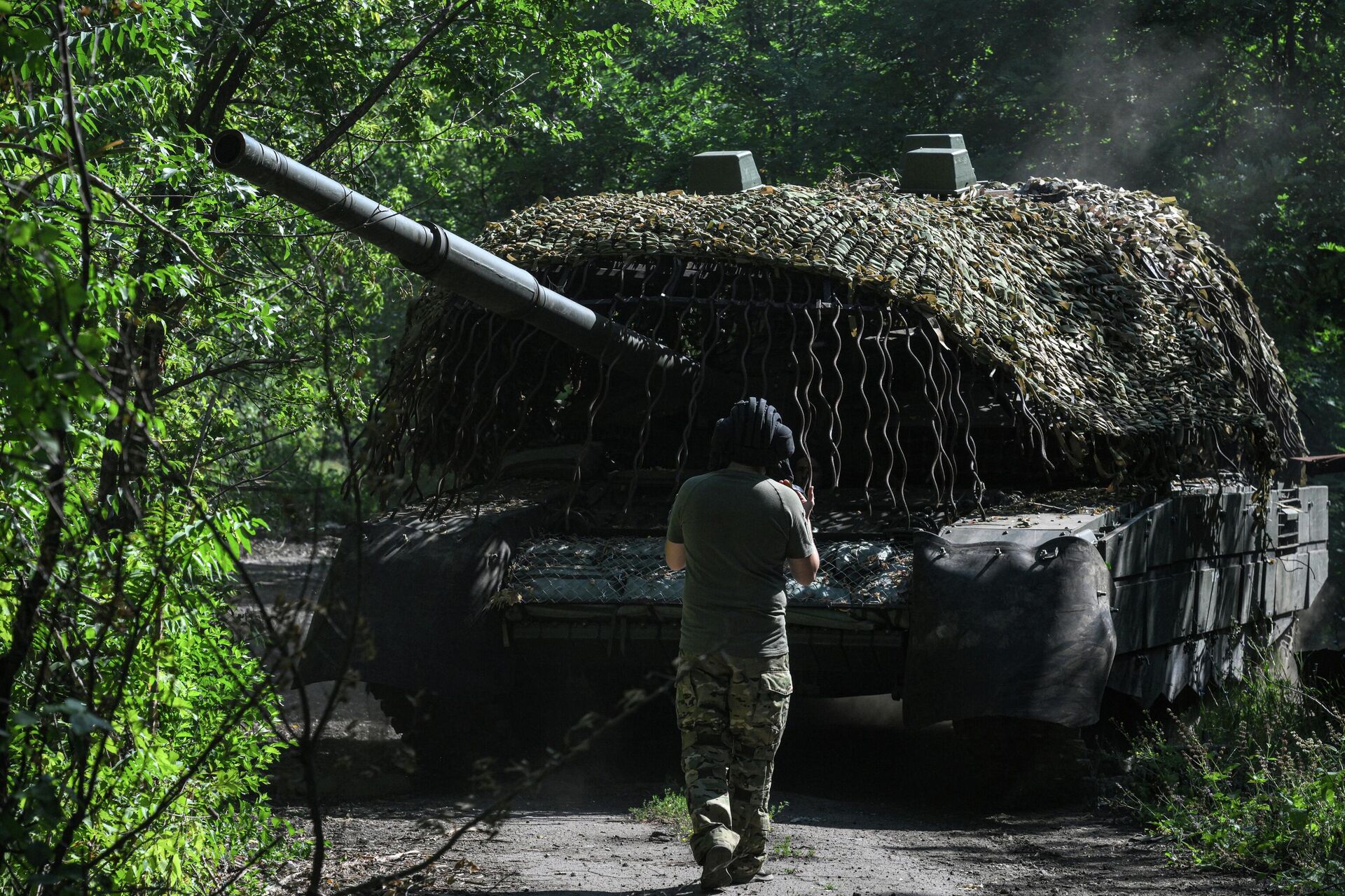 Một binh sĩ lái xe tăng thuộc Cụm lực lượng Trung tâm của Nga đang chuẩn bị xe tăng T-72B3 cho chiến đấu theo hướng Pokrovsk - Sputnik Việt Nam, 1920, 06.01.2026