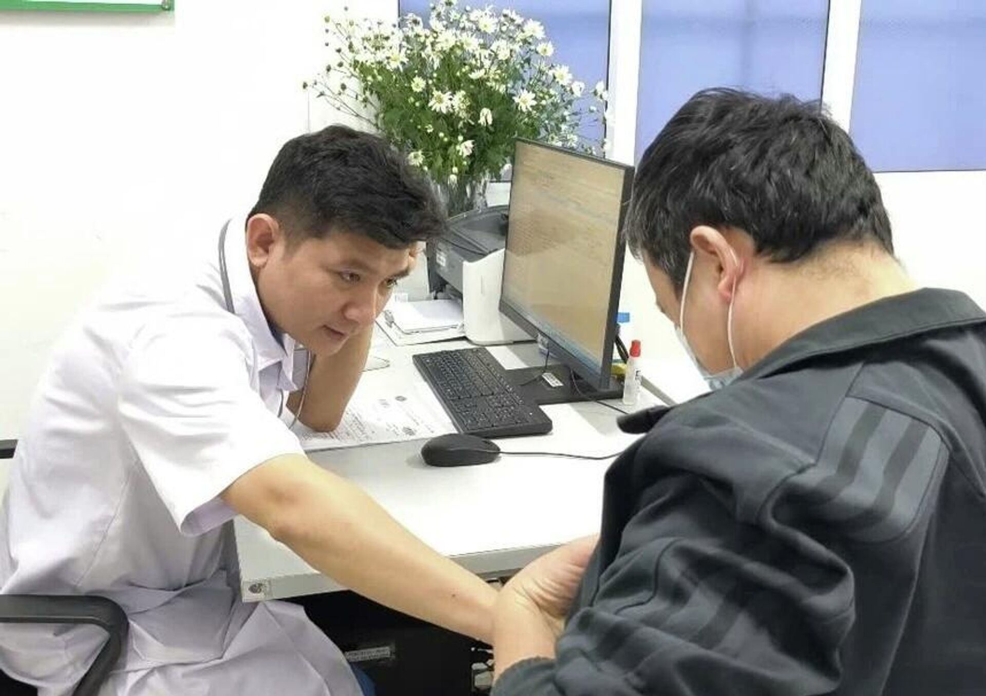 Bác sĩ chuyên khoa I Lê Văn Thiệu, Trung tâm Khám chữa bệnh theo yêu cầu và Quốc tế, Bệnh viện Bệnh Nhiệt đới Trung ương, thăm khám cho bệnh nhân Bác sĩ chuyên khoa I Lê Văn Thiệu, Trung tâm Khám chữa bệnh theo yêu cầu và Quốc tế, Bệnh viện Bệnh Nhiệt đới Trung ương, thăm khám cho bệnh nhân - Sputnik Việt Nam, 1920, 09.01.2026
