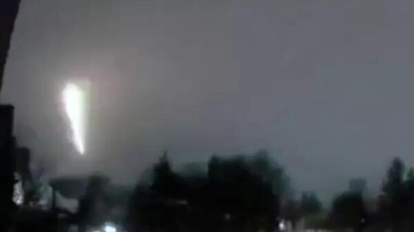 Khoảnh khắc tên lửa Oreshnik của Nga tấn công các mục tiêu trọng yếu của Ukraina. Ảnh chụp màn hình video. - Sputnik Việt Nam