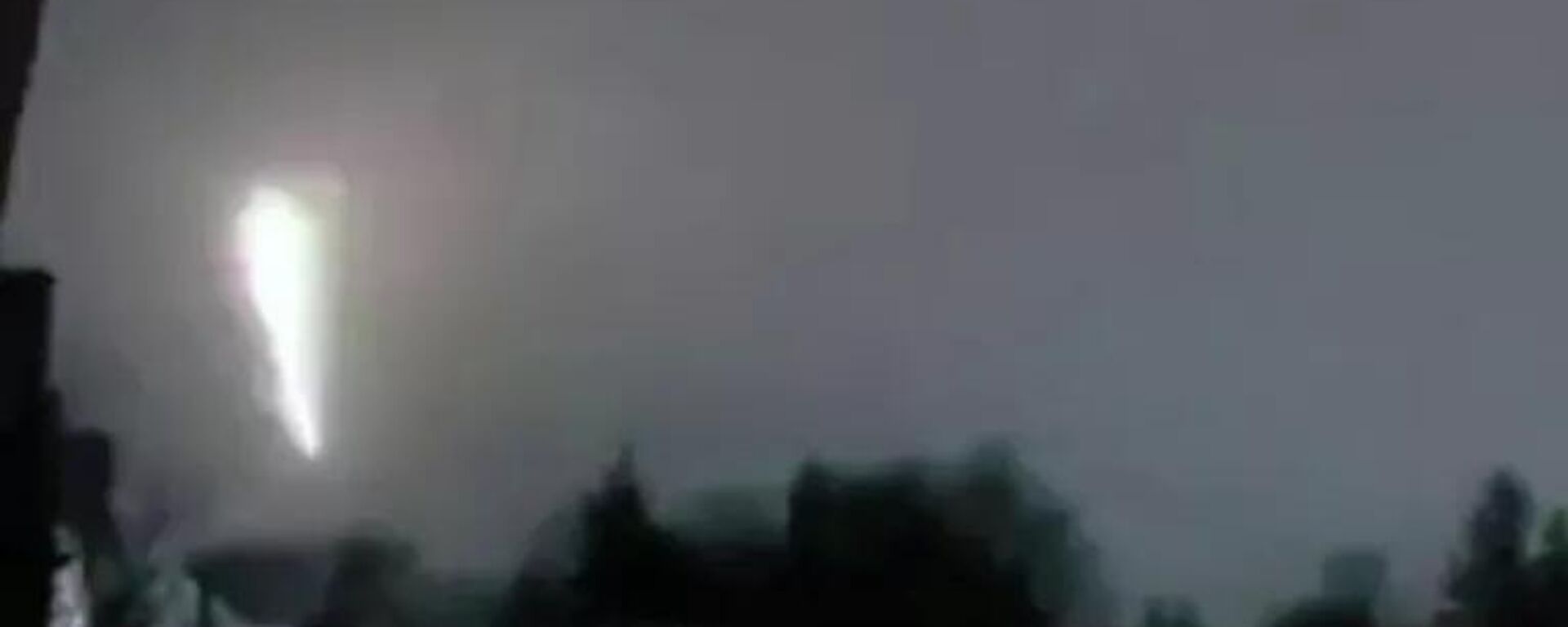Khoảnh khắc tên lửa Oreshnik của Nga tấn công các mục tiêu trọng yếu của Ukraina. Ảnh chụp màn hình video. - Sputnik Việt Nam, 1920, 09.01.2026