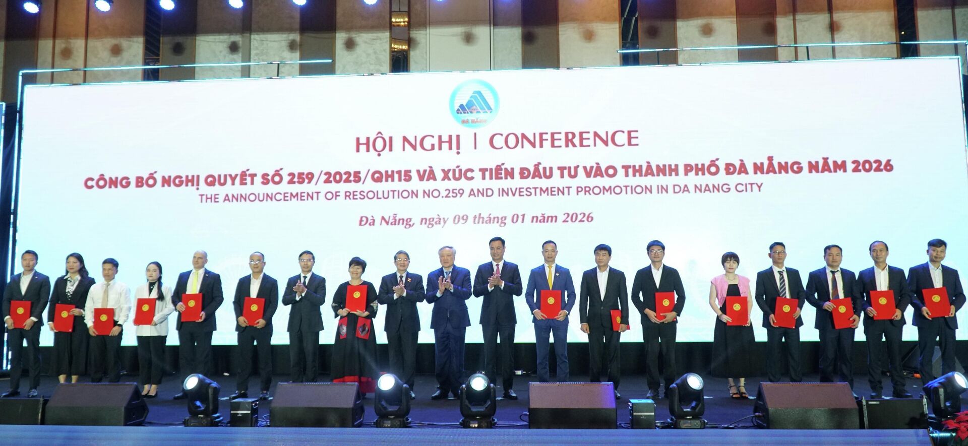 Thành phố Đà Nẵng trao Giấy chứng nhận đăng ký đầu tư cho các dự án lớn. - Sputnik Việt Nam, 1920, 10.01.2026