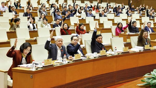 Chủ tịch Quốc hội Trần Thanh Mẫn và đại biểu biểu quyết - Sputnik Việt Nam