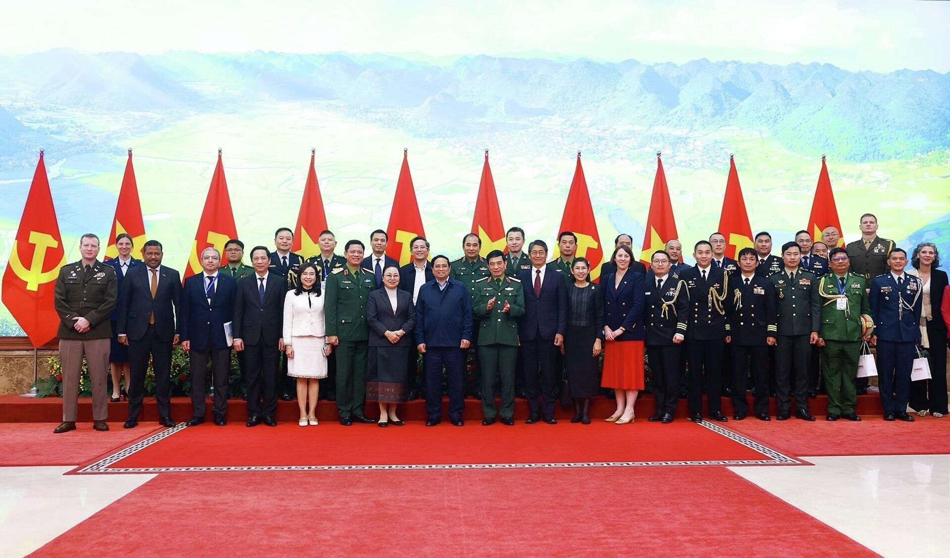 Thủ tướng Phạm Minh Chính và các đại biểu tham dự Hội nghị tổng kết thực hiện Chương trình hành động quốc gia khắc phục hậu quả bom mìn sau chiến tranh ở Việt Nam.  - Sputnik Việt Nam, 1920, 14.01.2026