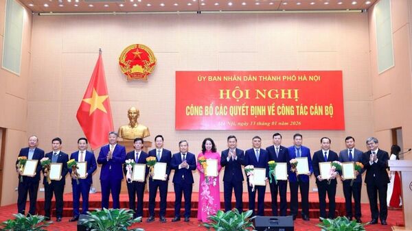 Chủ tịch UBND thành phố Hà Nội Vũ Đại Thắng cùng các đồng chí lãnh đạo thành phố chúc mừng 11 đồng chí nhận nhiệm vụ mới.  - Sputnik Việt Nam