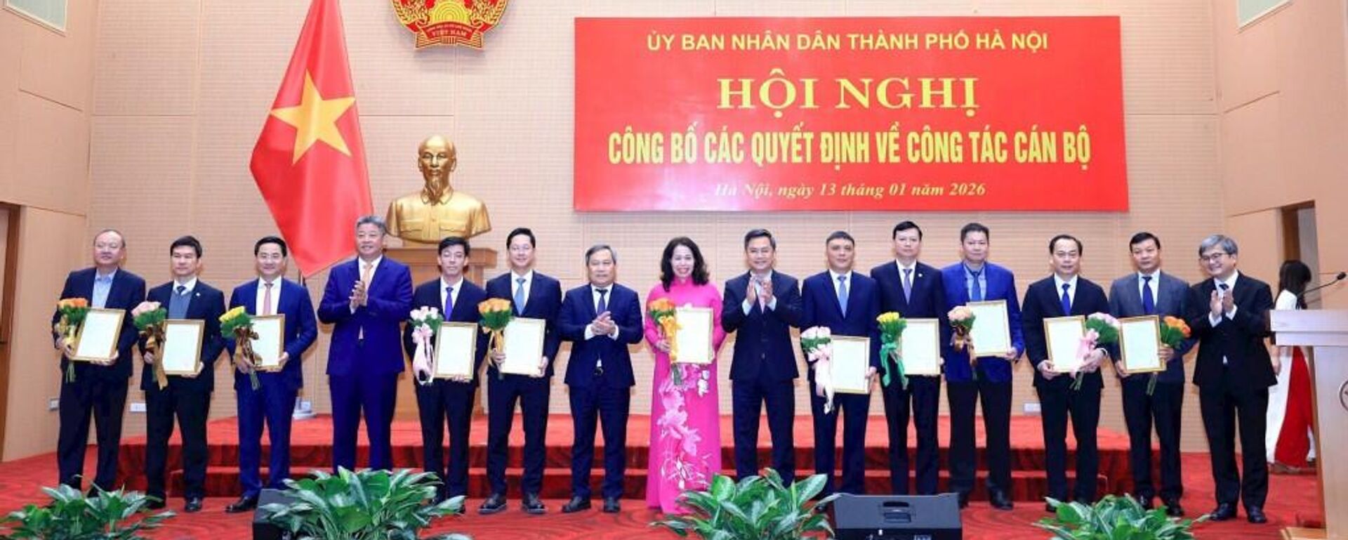 Chủ tịch UBND thành phố Hà Nội Vũ Đại Thắng cùng các đồng chí lãnh đạo thành phố chúc mừng 11 đồng chí nhận nhiệm vụ mới.  - Sputnik Việt Nam, 1920, 13.01.2026