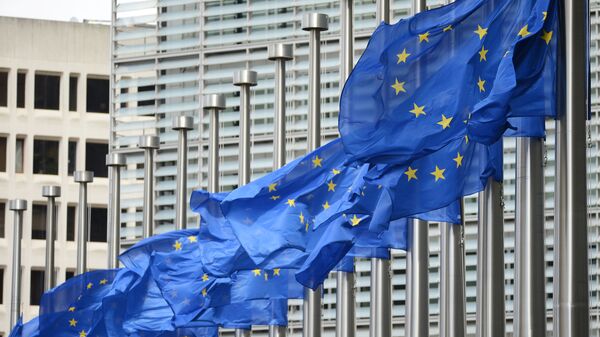 Флаги возле входа в здание Еврокомиссии  - Sputnik Việt Nam