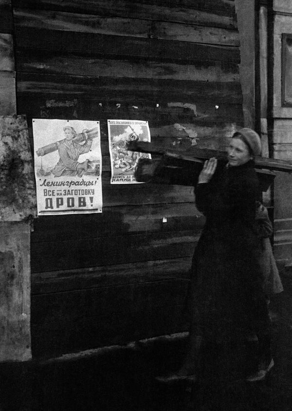 Chuẩn bị củi đốt trong thành phố bị vây hãm - Sputnik Việt Nam