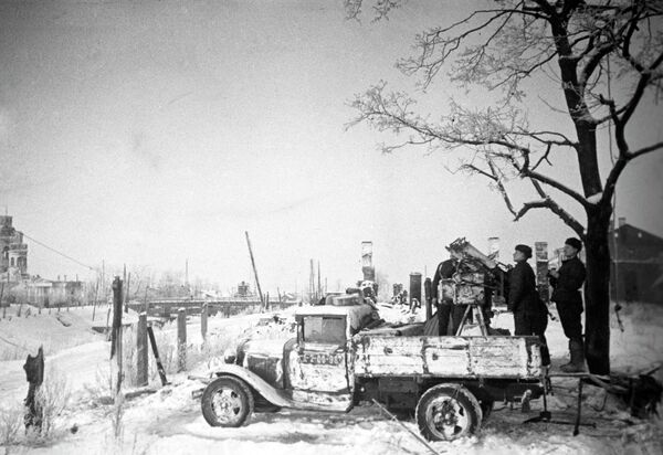 Việc giải phóng Shlisselburg ngày 18 tháng 1 năm 1943 đã trở thành kết quả chính của chiến dịch tấn công "Tia lửa" do quân đội Xô-viết tiến hành. Lực lượng tham gia là Phương diện quân Leningrad và Phương diện quân Volkhov, đạt bước nhảy vọt là vỡ vòng vây Leningrad. Ảnh chụp kíp chiến đấu của súng phòng không M4 (hệ thống Maxim) của Liên Xô trên thùng xe tải GAZ-AA đang quan sát trong thành phố Shlisselburg vừa được giải phóng. Bên trái là Nhà thờ Thánh Truyền tin Blagoveshchensky bị phá huỷ. - Sputnik Việt Nam