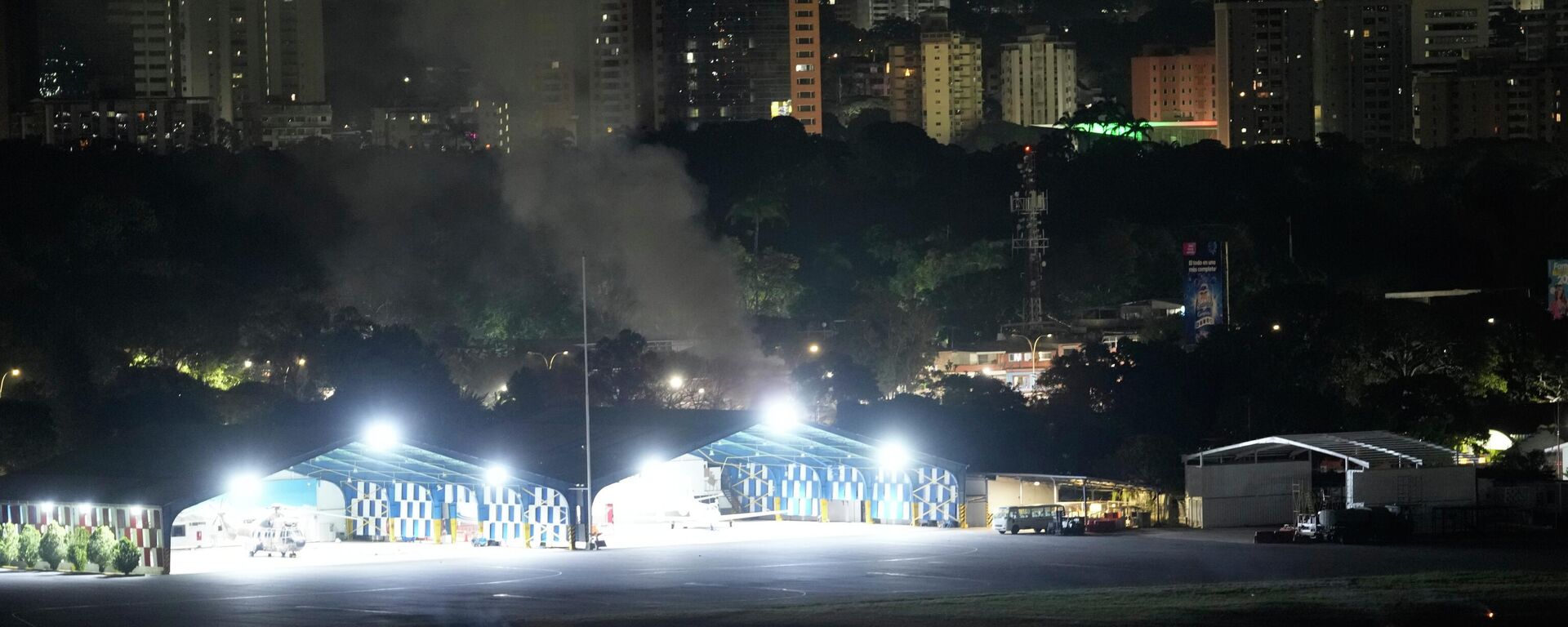 Khói bốc lên tại sân bay La Carlota sau khi có tiếng nổ và tiếng máy bay bay thấp ở Caracas, Venezuela, thứ Bảy, ngày 3 tháng 1 năm 2026. - Sputnik Việt Nam, 1920, 16.01.2026