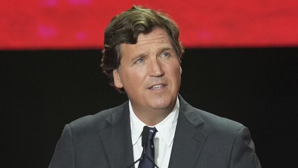 Nhà báo Mỹ Tucker Carlson - Sputnik Việt Nam
