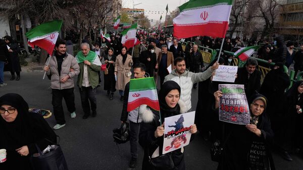 Người dân mang cờ Iran và các áp phích ủng hộ chính phủ ở Tehran, Iran - Sputnik Việt Nam