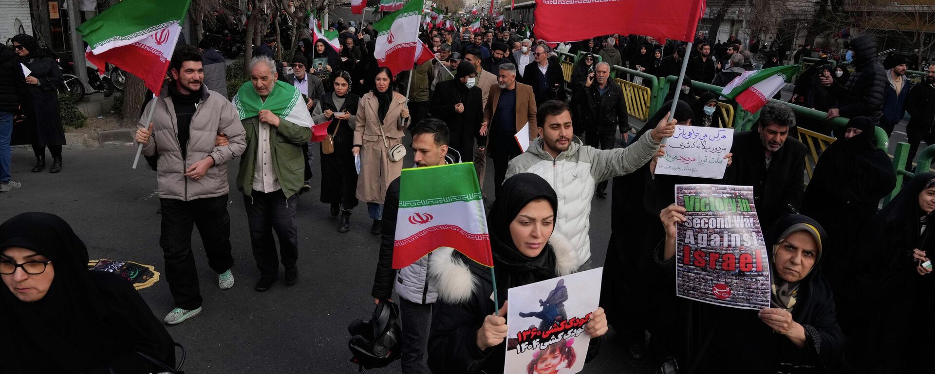 Người dân mang cờ Iran và các áp phích ủng hộ chính phủ ở Tehran, Iran - Sputnik Việt Nam, 1920, 15.01.2026