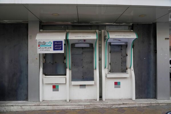 Máy ATM và cửa sổ ngân hàng được che bằng tấm kim loại sau các cuộc biểu tình chống chính phủ ở Tehran - Sputnik Việt Nam