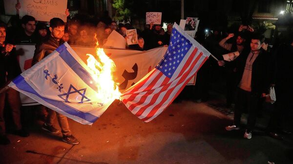 Người biểu tình đốt hình ảnh cờ Mỹ và Israel trước Đại sứ quán Anh ở Tehran, Iran - Sputnik Việt Nam