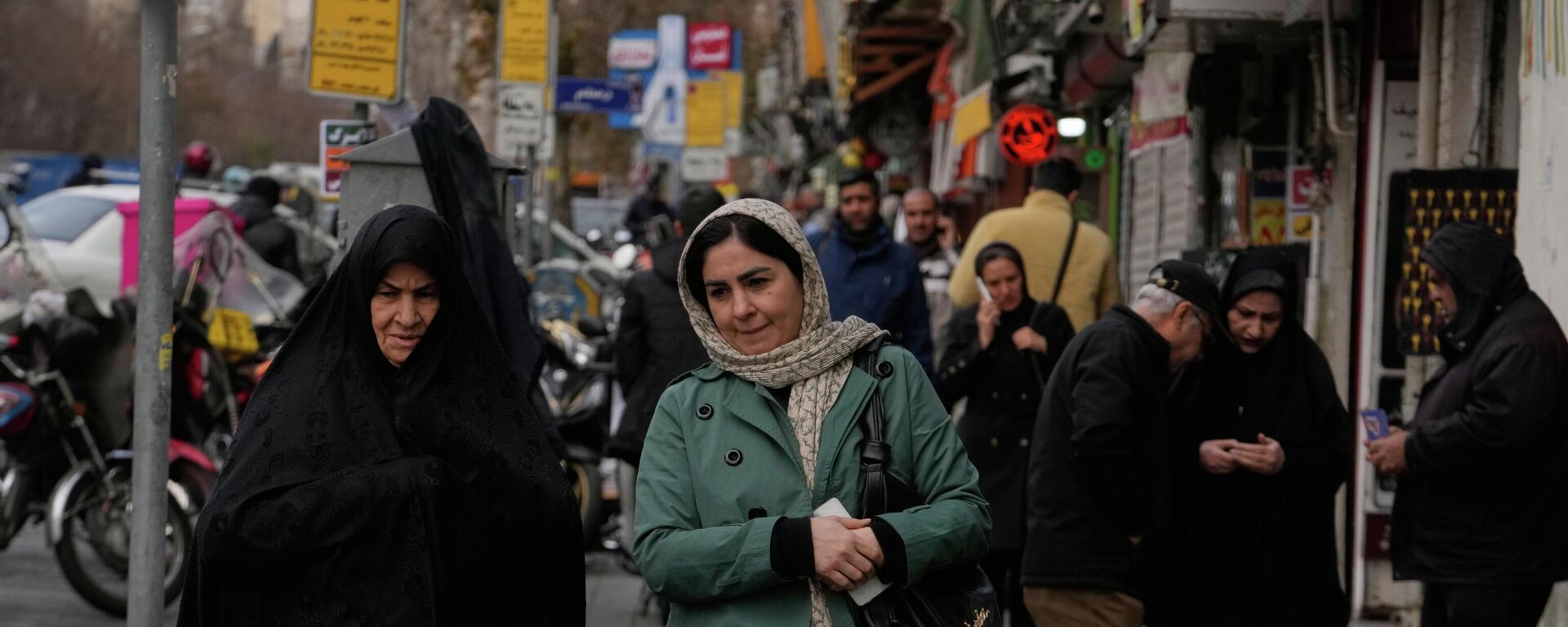 Người dân ở trung tâm Tehran, Iran - Sputnik Việt Nam, 1920, 05.03.2026