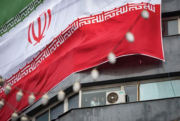 Những người phụ nữ nhìn ra ngoài cửa sổ trong tang lễ ở Tehran, Iran - Sputnik Việt Nam