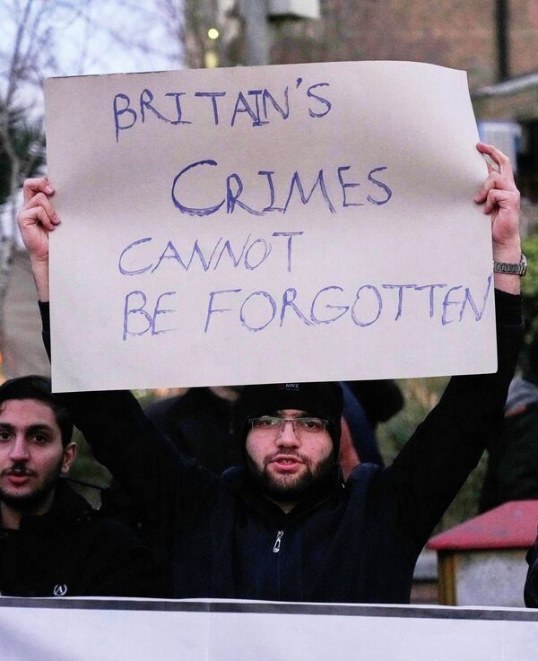 Người biểu tình cầm áp phích chống Anh trước Đại sứ quán Anh ở Tehran, Iran - Sputnik Việt Nam